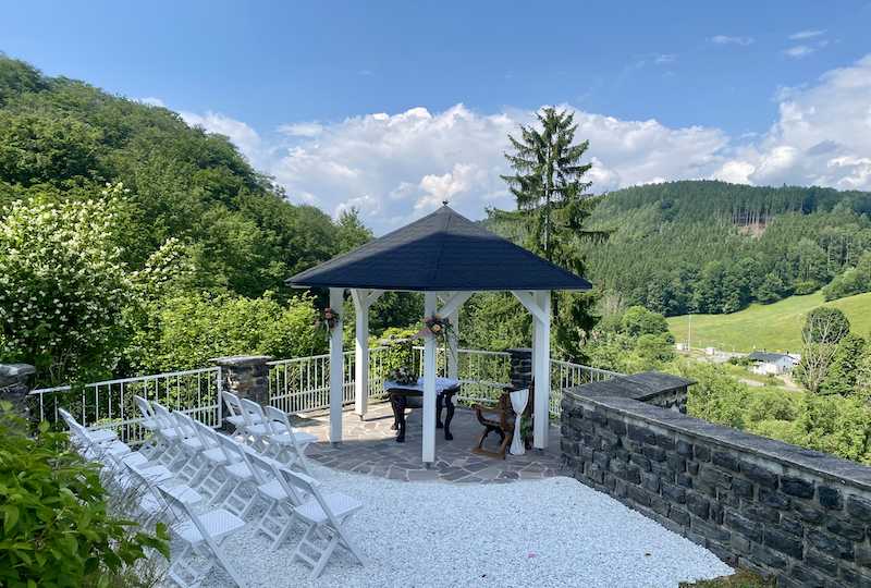 standesamtliche Hochzeit am Aussichtspunkt von Schloss Rauenstein im Erzgebirge